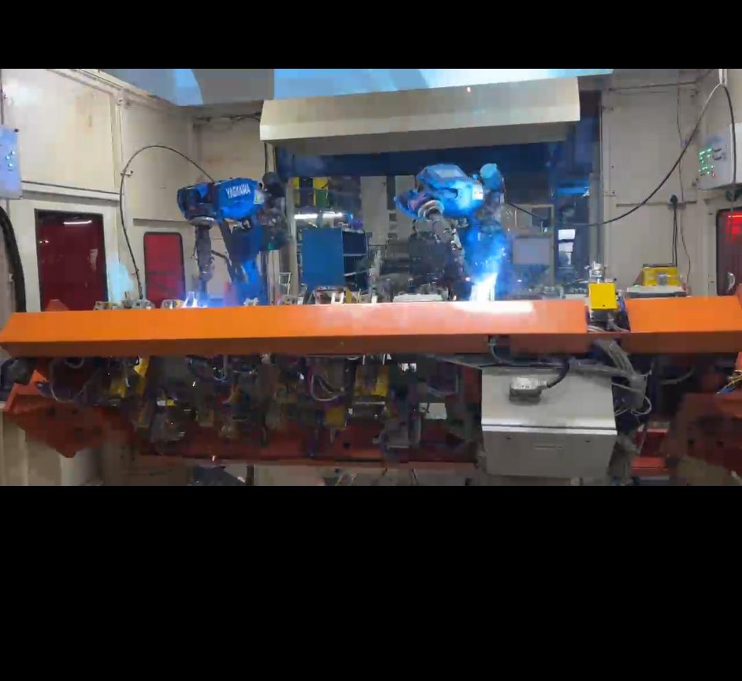 Machine tending robot cell