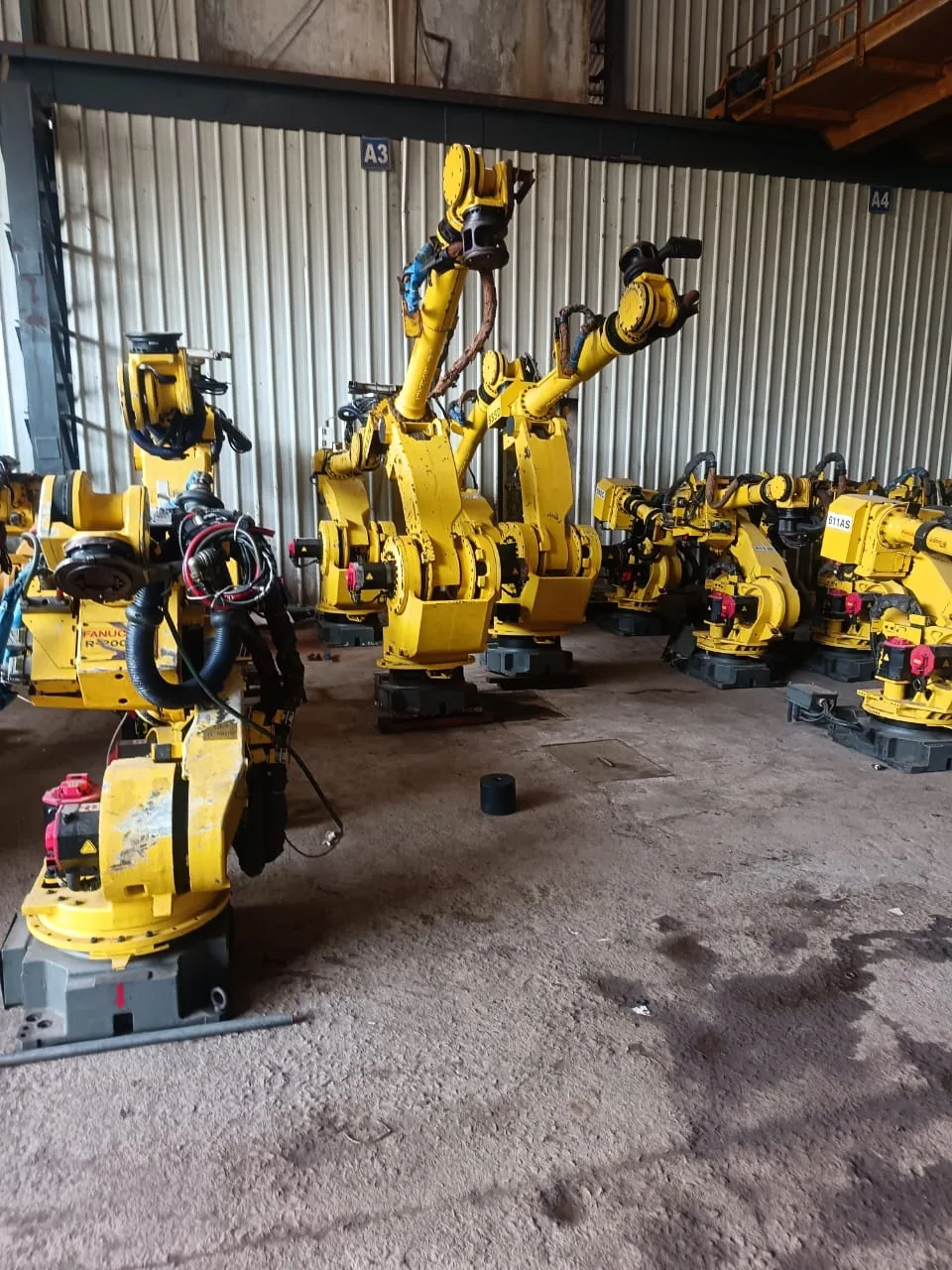 Robot gripper and machine tending automation system